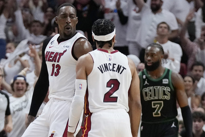 NBA: Οι Χιτ διέλυσαν με 128-102 τους Σέλτικς με ρεσιτάλ τριπόντων και απέχουν μία νίκη από τους τελικούς