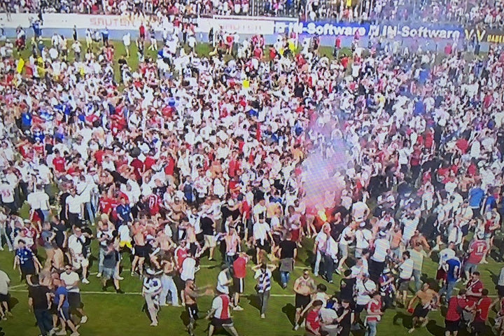 2. Bundesliga: Οι οπαδοί του Αμβούργου μπήκαν στον αγωνιστικό χώρο για να πανηγυρίσουν μία άνοδο που δεν ήρθε
