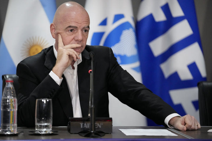 Ινφαντίνο για ρατσισμό: “Διακοπή αγώνα και νίκη στα χαρτιά για την αντίπαλη ομάδα”