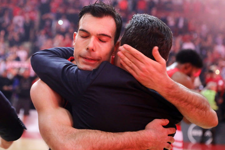 Ολυμπιακός: Η αγκαλιά του Κώστα Σλούκα με τον Δημήτρη Ιτούδη