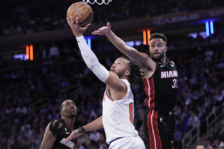 NBA: Ηγέτης Μπράνσον, εκτέλεσε με 30αρα τους -χωρίς Μπάτλερ- Χιτ, νίκη με 111-105 των Νικς, στο 1-1 η σειρά