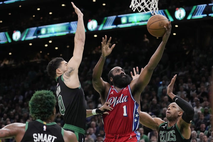 NBA: Μυθικός, vintage Χάρντεν εκτέλεσε με 45 πόντους τους Σέλτικς στο Game 1 στην Βοστώνη, νίκη με 119-115 των Σίξερς