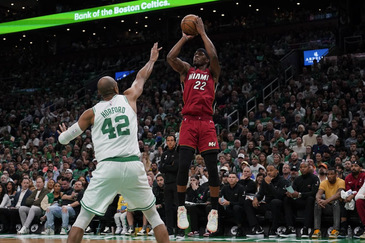 NBA: Μπάτλερ-όνειρο, εκτέλεσε με 35 πόντους τους Σέλτικς, break με 123-116 των Χιτ και 1-0