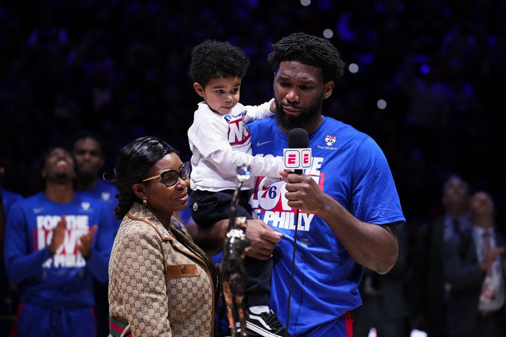 NBA: Ο Εμπίντ δάκρυσε έχοντας αγκαλιά τον γιο του όταν παρέλαβε το βραβείο του MVP