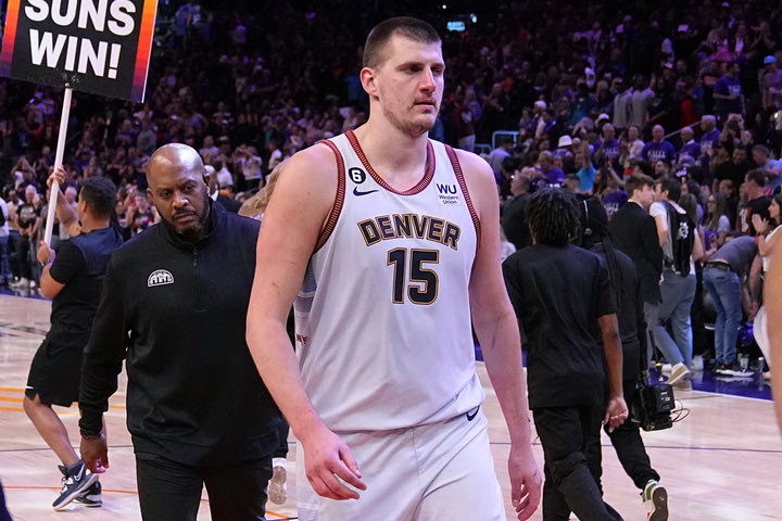 NBA: Η αγκωνιά του Γιόκιτς στον ιδιοκτήτη των Σανς δεν άξιζε αποκλεισμό