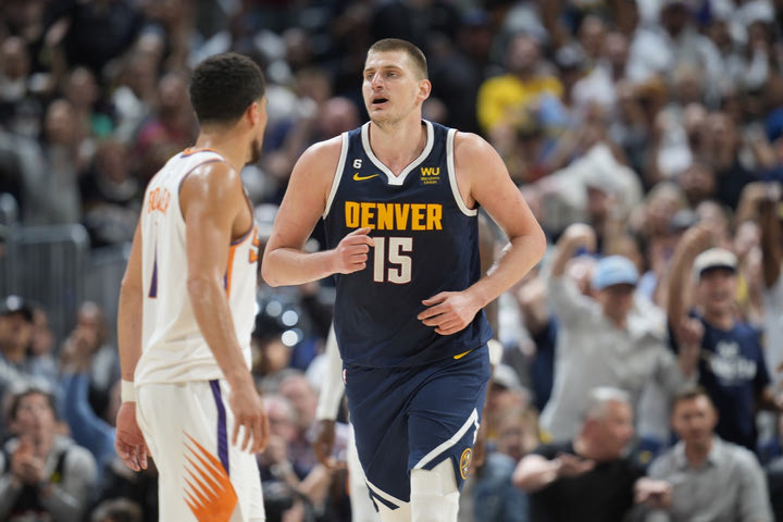 NBA: Πάρτι των Νάγκετς με τριπλό Γιόκιτς κόντρα στους Σανς και νίκη με 118-102, πήρε προβάδισμα με 3-2 το Ντένβερ