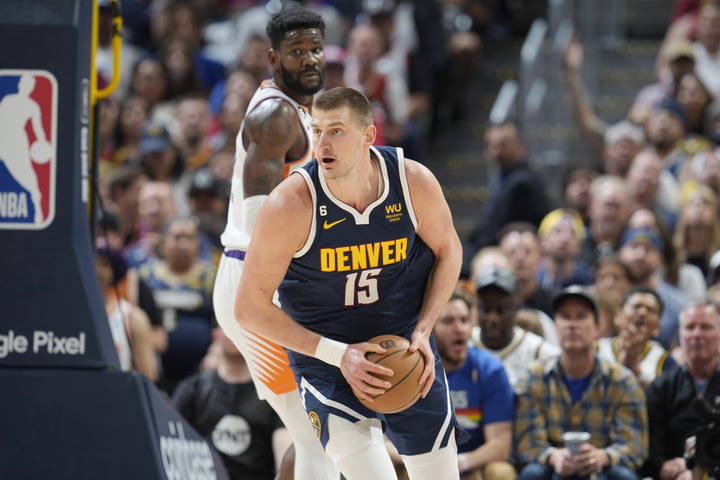 NBA: Οι Νάγκετς λύγισαν με 97-87 τους Σανς με 39αρα του Γιόκιτς και έκαναν το 2-0