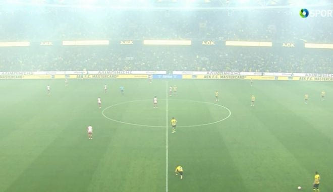 Η είσοδος των δύο ομάδων στην OPAP Arena και η ατμόσφαιρα από τα καπνογόνα