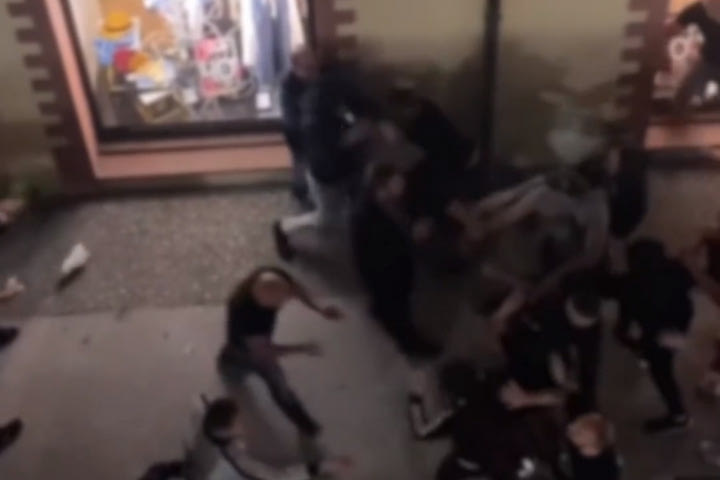 Συμπλοκή μεταξύ οπαδών του ΠΑΟΚ και της ΑΕΚ στο κέντρο της Καβάλας μετά τον τελικό Κυπέλλου