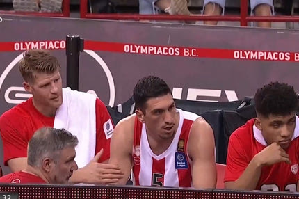 Ολυμπιακός: Ο εκνευρισμός του Λαρεντζάκη στον πάγκο με τον Μπαρτζώκα και ο Γουόκαπ που προσπάθησε να τον ηρεμήσει