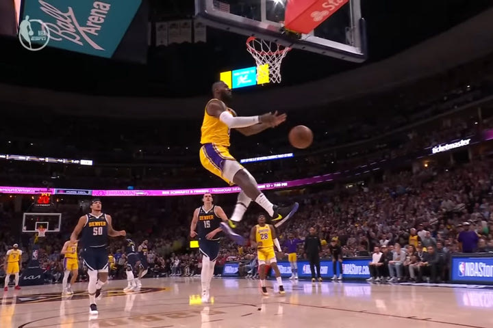 NBA: Ο ΛεΜπρόν Τζέιμς έχασε ελεύθερο κάρφωμα επειδή του γλίστρησε η μπάλα