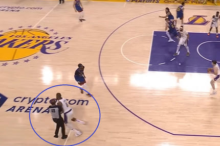 NBA: Ο ΛεΜπρόν Τζέιμς τράκαρε με τον Σκότ Φόστερ και ο βετεράνος διαιτητής μάτωσε στο στόμα