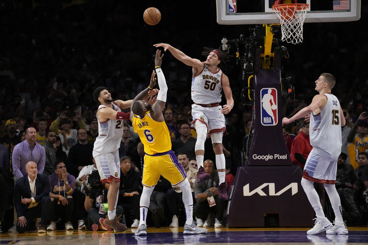 NBA: Η τάπα του Άαρον Γκόρντον στον ΛεΜπρόν Τζέιμς στην τελευταία επίθεση των Λέικερς στο Game 4 με τους Νάγκετς