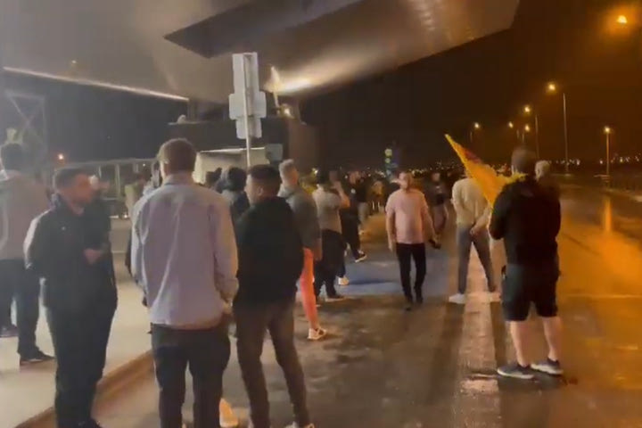 ΑΕΚ: Οπαδοί της Ένωσης και στο αεροδρόμιο Μακεδονία για να αποθεώσουν την αποστολή