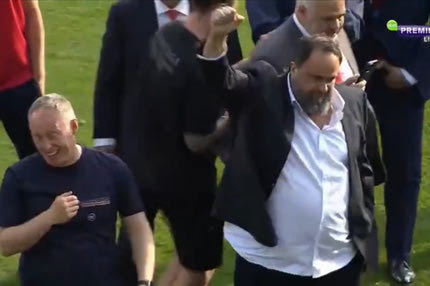 Νότιγχαμ: Οι αγκαλιές του Μαρινάκη με τον Κούπερ και τους παίκτες στο τελευταίο ματς της σεζόν