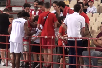 Ολυμπιακός: Το γεμάτο από παιδιά ΣΕΦ, ο χορός του Πάπας και οι οδηγίες του Μπαρτζώκα στον Αμπόση