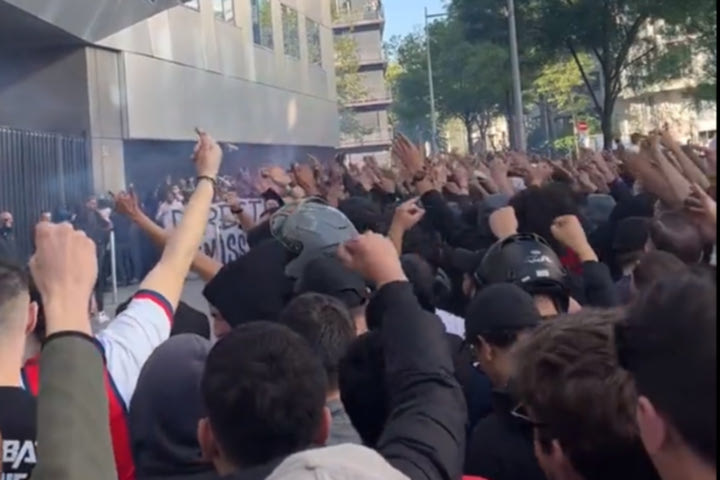 Διαμαρτυρία οπαδών της Παρί κατά του Μέσι: “Π@@@@@@ς γιε”