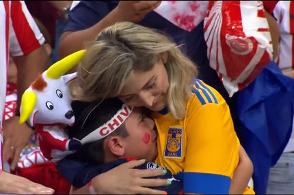 Μητέρα φίλαθλος της Τίγκρες παρηγορεί τον γιο της που κλαίει σπαρακτικά για το χαμένο πρωτάθλημα της Τσίβας