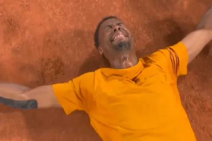 Roland Garros: Ο Μονφίς πήρε τη νίκη μετά από 3 ώρες και 47 λεπτά και ξέσπασε σε λυγμούς