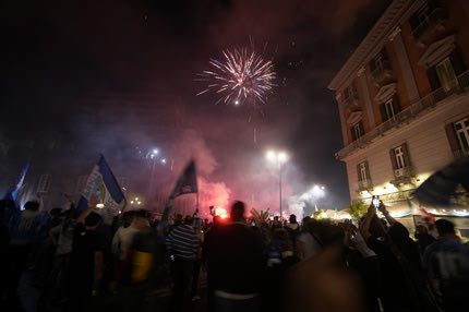 Νάπολι: Η νύχτα έγινε μέρα στους πανηγυρισμούς για το σκουντέτο