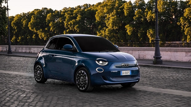 Ο πρόεδρος της Fiat οδηγεί πρώτος το νέο ηλεκτρικό 500