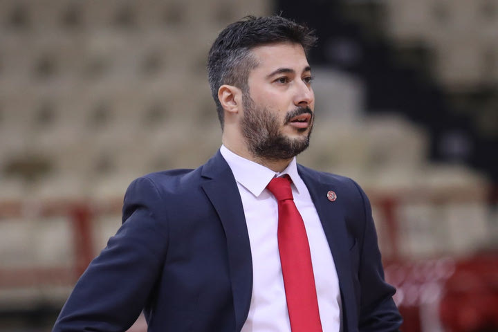 Ολυμπιακός: Ο Θάνος Νίκλας συνεχίζει στον πάγκο της ομάδας μπάσκετ γυναικών