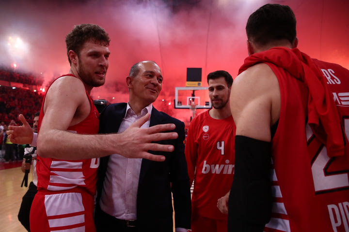 Ολυμπιακός: Καπνογόνα, συνθήματα και αποθέωση για την πρόκριση στο Final Four