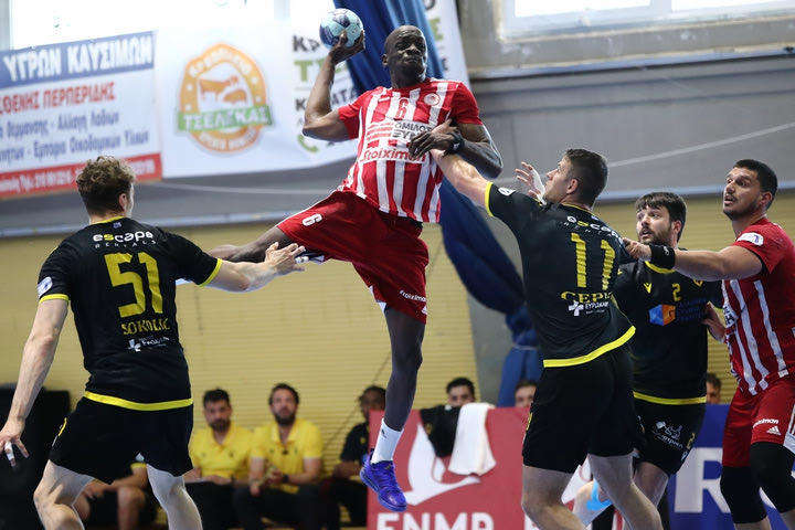 Ολυμπιακός – ΑΕΚ 28-24: Οι ερυθρόλευκοι έκαναν το 1-1 με σόου Νιοκάς και Μπάουερ