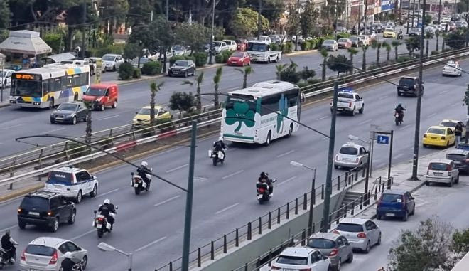 Η πορεία του πούλμαν του Παναθηναϊκού στη Συγγρού με τη συνοδεία της αστυνομίας