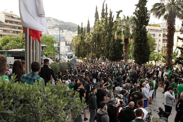 Παναθηναϊκός: Αποθέωση από χιλιάδες οπαδούς έξω από το ξενοδοχείο πριν από το ντέρμπι με τον Ολυμπιακό
