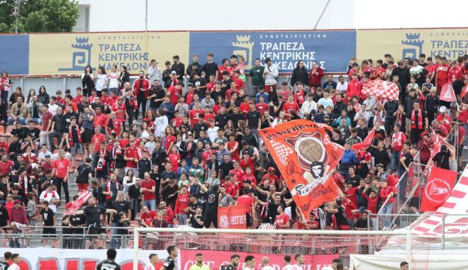 Σόου με καπνογόνα στην κερκίδα για την άνοδο του Πανσερραϊκού