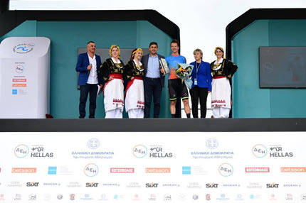 Θριαμβευτής ο Άαρον Γκέιτ στο κατάμεστο Karteros Beach Sports Center στον Πρόλογο του ΔΕΗ Διεθνούς Ποδηλατικού Γύρου Ελλάδας