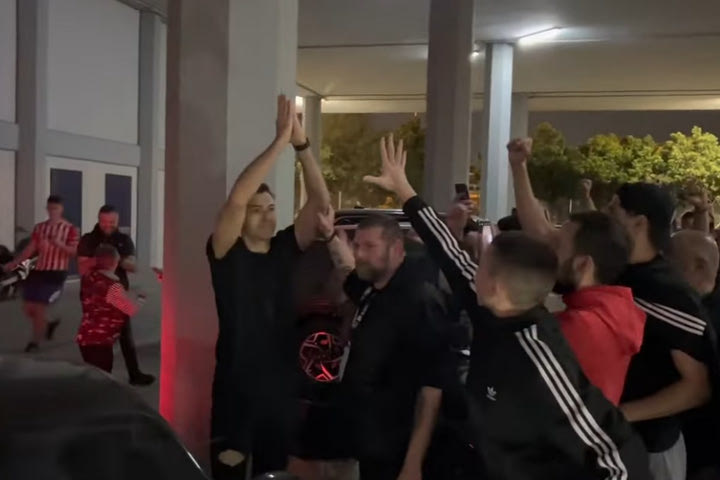 Ολυμπιακός: Η αποθέωση και το “Σλούκα, αλάνι, για πάντα στο λιμάνι” των οπαδών των “ερυθρόλευκων” στον ηγέτη της ομάδας