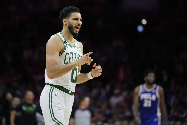 NBA: Ο Τέιτουμ ξύπνησε στο φινάλε, οι Σέλτικς έκαναν το 3-3 με τους Σίξερς και θα παίξουν το Game 7 στη Βοστώνη