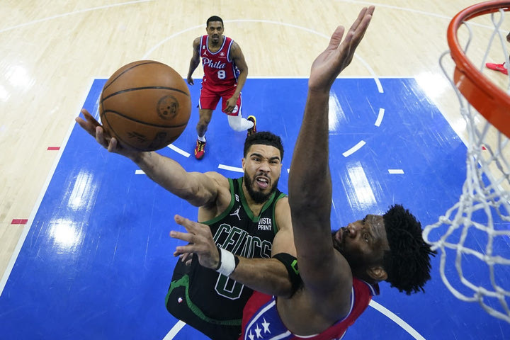 NBA: Οι Σέλτικς άλωσαν την Φιλαντέλφεια με 114-102 χάρη σε 30αρα του Τέιτουμ και πήραν το πάνω χέρι με 2-1 στην σειρά