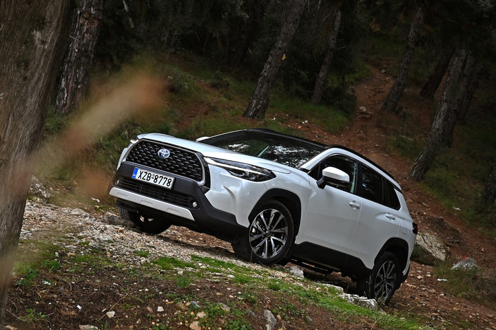 Δοκιμή Toyota Corolla Cross 2.0 Hybrid AWD-i: Η Corolla των SUV με 197 υβριδικούς ίππους και τετρακίνηση