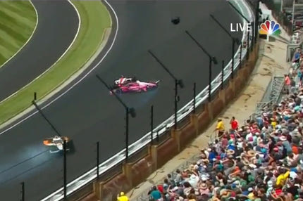 Παραλίγο τραγωδία στον Indianapolis 500, με τροχό που πέρασε πάνω από κατάμεστη εξέδρα