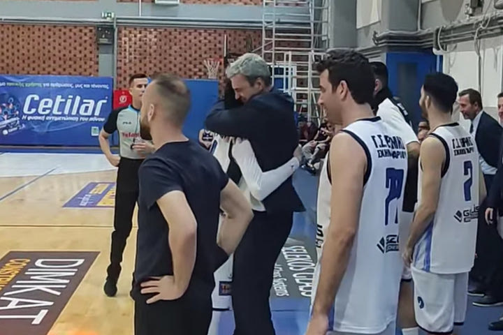 Ερμής Σχηματαρίου: Ο Παναγιώτης Τζαβέλλας, αθλητής με ειδικές ανάγκες, σκόραρε στην Elite League και αγκάλιασε τον Νίκο Οικονόμου