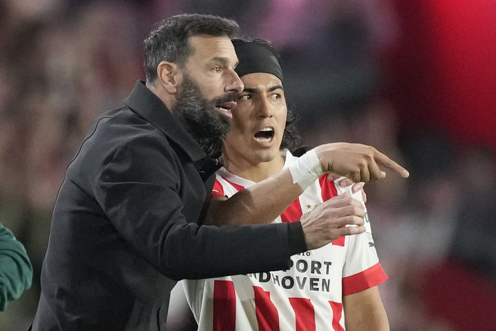 Τέλος από τον πάγκο της PSV ο Ρουντ Φαν Νίστελροϊ
