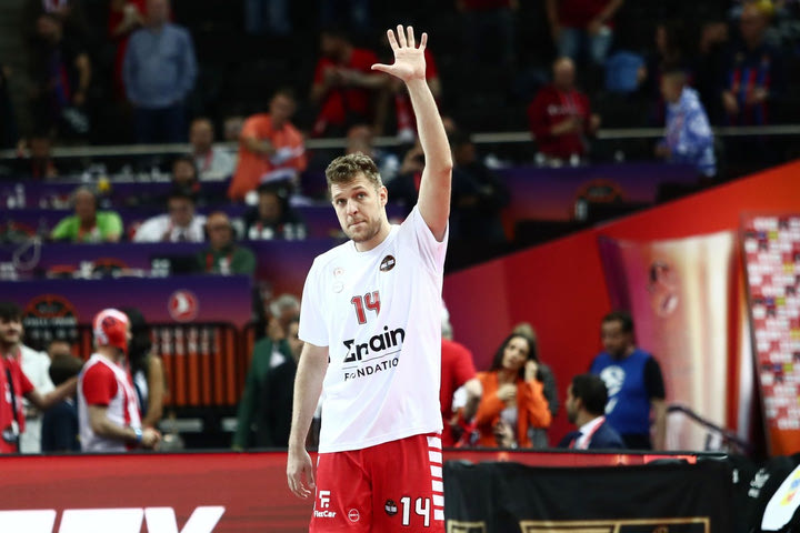 Final Four 2023, Ολυμπιακός – Ρεάλ Μαδρίτης: Στο “πόδι” η Ζαλγκίριο Αρένα για τον Σάσα Βεζένκοβ μόλις βγήκε για τα πρώτα σουτάκια