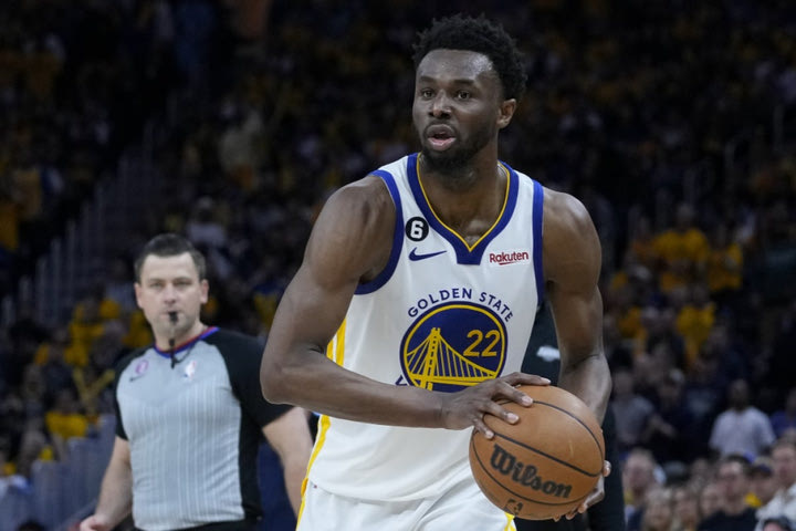 NBA: Οι Γουόριορς διέλυσαν με 127-104 τους Σίξερς στην Φιλαντέλφεια με “σβηστό” Καρι και σούπερ Γουίγκινς