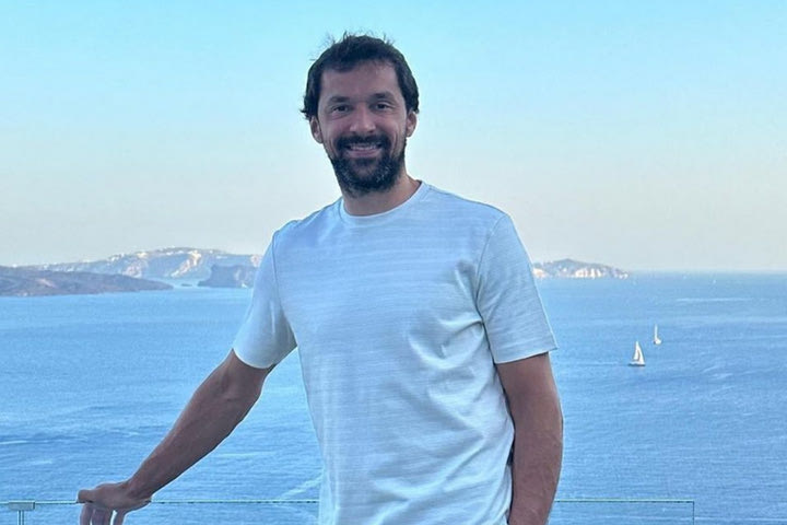 Ο Σέρχιο Γιουλ απολαμβάνει τη Σαντορίνη κι ο Νάιτζελ Γουίλιαμς-Γκος τού μιλάει για τις ομορφιές της Ελλάδας