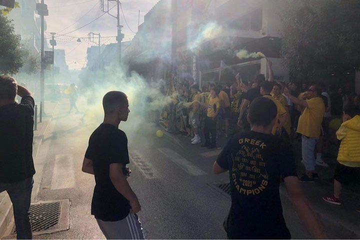 ΑΕΚ: Πλήθος κόσμου και στο Αίγιο για τα δύο τρόπαια της Ένωσης