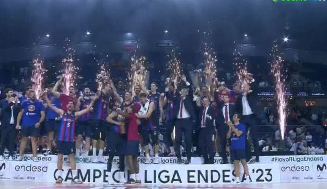 Η απονομή του τροπαίου της Liga Endesa στην Μπαρτσελόνα μετά το 3-0 επί της Ρεάλ