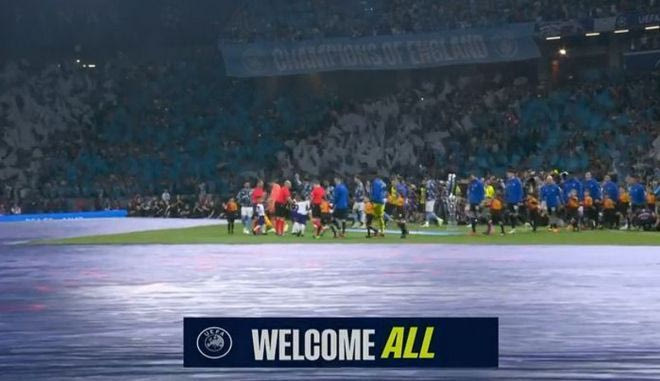 Η είσοδος των ομάδων και ο ύμνος του Champions League με συνοδεία πιάνου