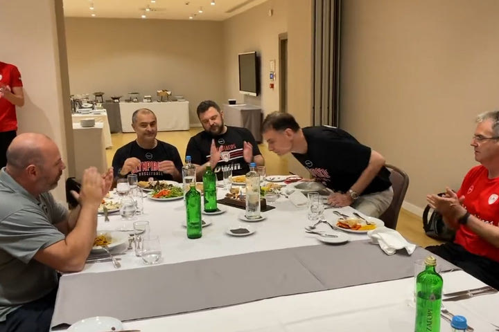 Ολυμπιακός, Μπαρτζώκας: Η τούρτα-έκπληξη και το “Happy Birthday” για τα γενέθλιά του