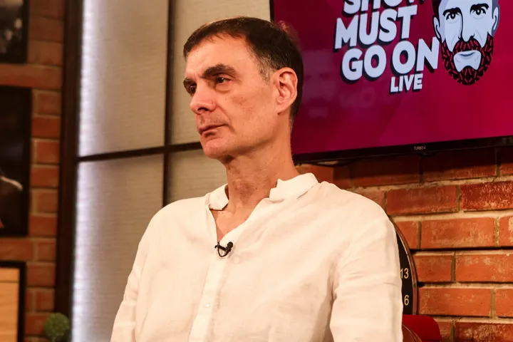 Ο Γιώργος Μπαρτζώκας στο Show Must Go On: “Ο Σλούκας έχει στα 33 τον ίδιο ρόλο που είχε στην Φενέρ στα 27, θέλω σαν τρελός να μείνει ο Βεζένκοβ”
