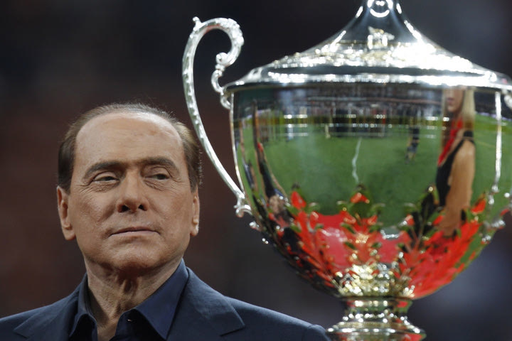 Ο ιταλικός τύπος αποχαιρέτησε με τιμές τον Μπερλουσκόνι: “Ο άνθρωπος των αστεριών”