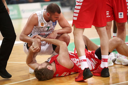 Η συγκλονιστική φωτογραφία του Μποχωρίδη πάνω από τον τραυματία Βεζένκοβ