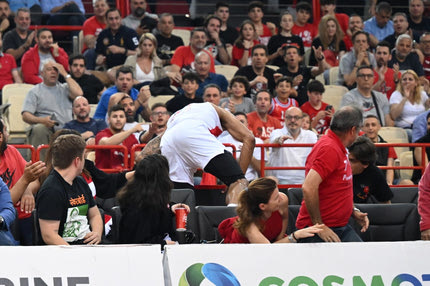 Ο Ολυμπιακός τρόλαρε τον Μπόλομποϊ για την βουτιά του στα court seats με το τρεντ “Μπράβο Φαίδων… ώπα” του Tik Tok